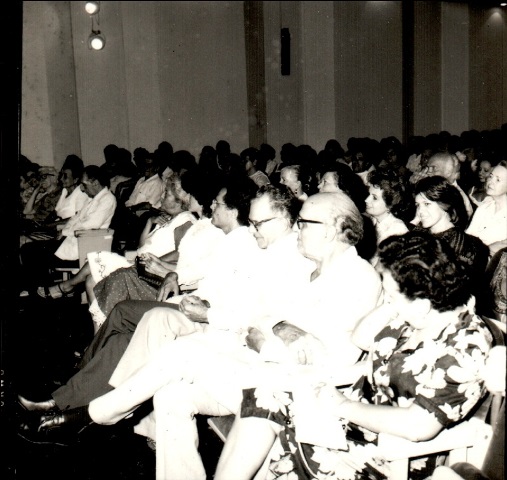 Foto de Auditorio de la conferencia del doctor Fernando Portuondo. Sala teatro de la Biblioteca Nacional, 13 septiembre de 1982. Fondos BNCJM.